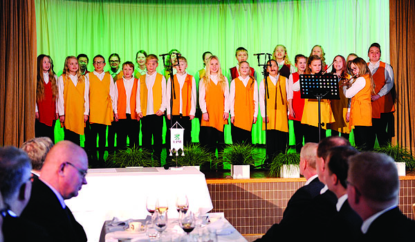 Keskustankoulun kuoro sellutehtaan vihkijuhlassa 12012016 _600x350px.jpg
